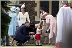 Hoàng tử William luôn ngồi thấp người ngang tầm con khi nói chuyện: Cách giáo dục tuyệt vời