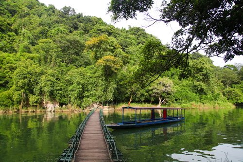 Hồ Ba Bể - điểm du lịch lý tưởng cho mùa hè