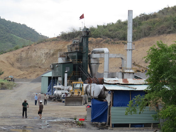 Lạng Sơn: Dân dựng lán ngăn chặn trộn bê tông asphalt gây ô nhiễm môi trường