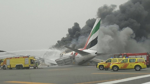 Máy bay của Emirates Airline bốc cháy khi hạ cánh