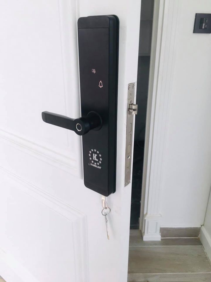hướng dẫn chi tiết cách sử dụng khóa cửa điện tử khách sạn