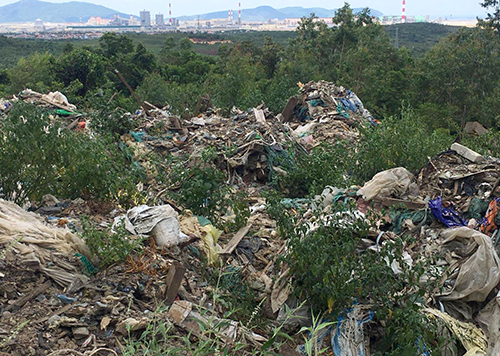 Hà Tĩnh: Phát hiện thêm 60 tấn rác của Formosa đổ trộm trong một mỏ đá