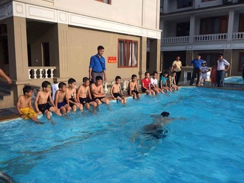 Thầy giáo trẻ mở lớp dạy bơi miễn phí cho trẻ vùng rốn lũ