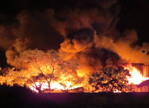 Cháy lớn trong đêm, nhà xưởng 40.000m2 bị thiêu rụi