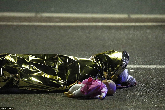 Bức ảnh chạm đến trái tim thế giới trong vụ thảm sát ở Pháp