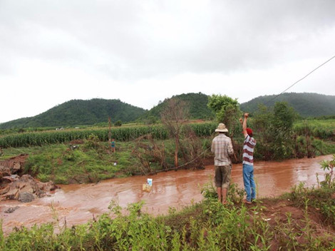 Đắk Lắk: Cầu bị cuốn trôi, xã dùng dây cáp tiếp tế lương thực cho dân