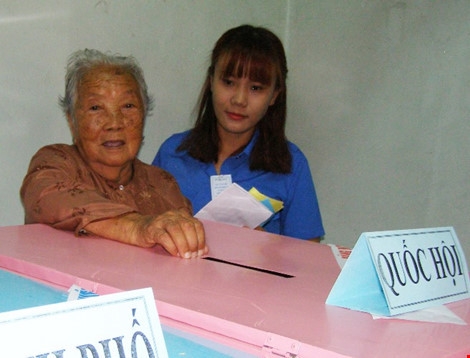 Cụ bà 107 tuổi đến tận điểm bầu cử để bỏ phiếu