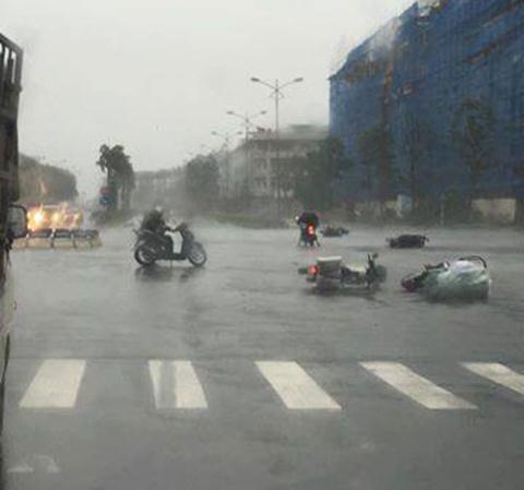 Dân công sở Hà Nội đi làm bị bão thổi bay xe