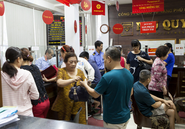 Dân Hà Nội đội mưa, chen chúc nhau mua vàng