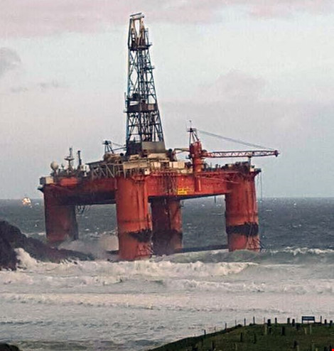 Scotland: Giàn khoan dầu 17.000 tấn bị sóng to, gió lớn 'thổi vào bờ'