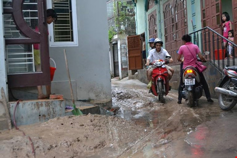 Quảng Ninh: Hàng nghìn m3 bùn đất ập xuống khu dân cư
