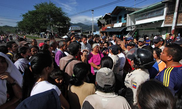 Hàng trăm dân Venezuela thiếu ăn tràn sang biên giới Colombia