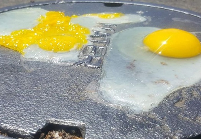 Dân Mỹ nướng bánh trong ô tô, rán trứng bằng nắp cống dưới nắng nóng 49 độ C