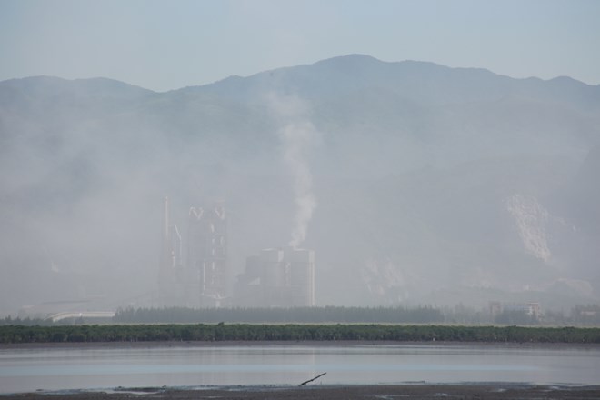 Khói bụi nhà máy xi măng ngút trời bên vịnh Hạ Long