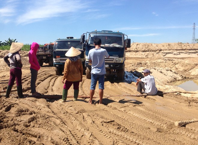 Lo lũ xóa sổ làng, dân chặn xe khai thác cát