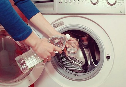 Sử dụng dấm để vệ sinh máy giặt 