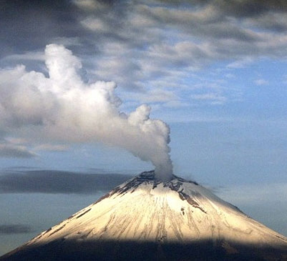 Mexico: Núi lửa phun tro bụi bao phủ thủ đô