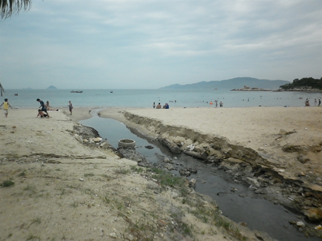 'Mương' dẫn nước thải đen ngòm chảy ra bãi biển đẹp nhất miền trung