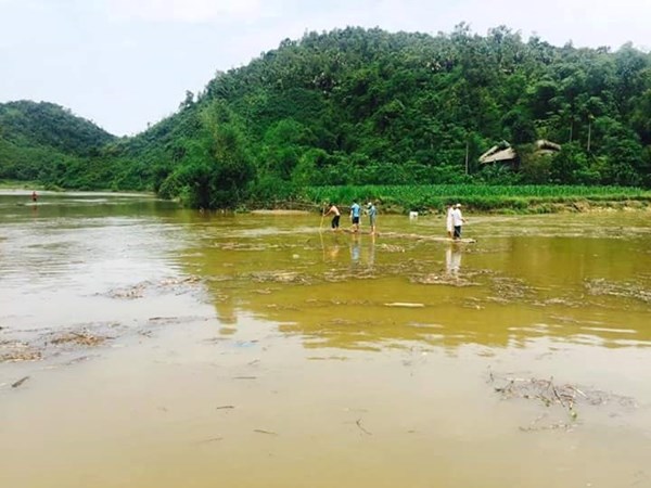 Lào Cai: Đi qua dòng lũ hai vợ chồng bị nước cuốn trôi