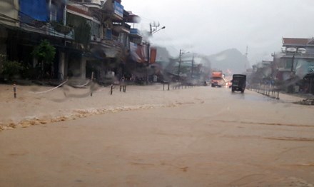 Quảng Ninh: Người dân hoang mang vì cứ mưa là sập nhà, ngập lụt