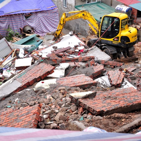 Quảng Ninh: Nhà đổ sập sau mưa lớn, 4 người may mắn thoát chết
