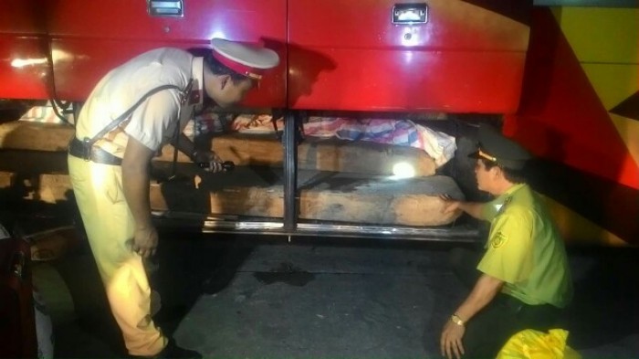 Số lượng lớn gỗ Lào đi trên xe khách giường nằm bị bắt tại Huế