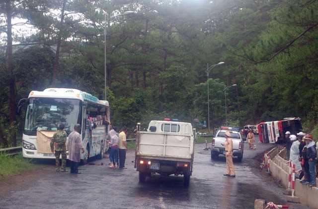 Tai nạn nghiêm trọng trên đèo Prenn - Đà Lạt làm tám người thiệt mạng