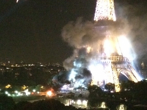 Tháp Eiffel bốc khói dữ dội, người Pháp lo sợ khủng bố