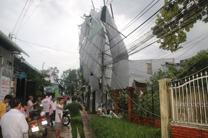 TP HCM: Giông lốc cuốn bay nhiều mái nhà, cây xanh