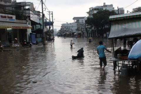 TP.HCM: Đường phố tiếp tục biến thành sông sau mưa lớn